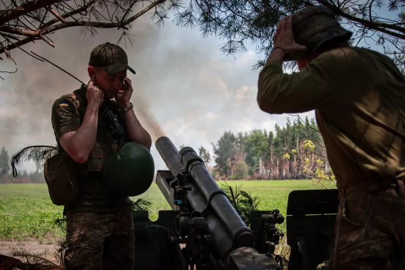 Українські військові у складі 57-ї ОМСБр діють на артилерійській позиції 9 червня 2024 року поблизу Вовчанська Харківської області